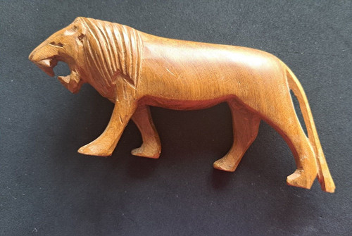 Afrikanische holzfigur löwe - afrikanische,