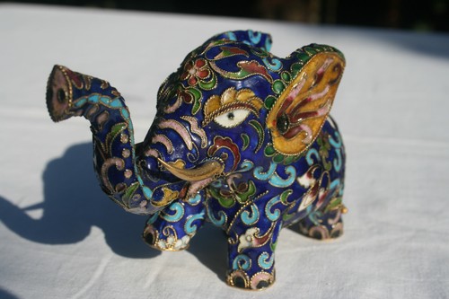 Leuchtend blauer elefant - leuchtend,