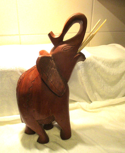 Elefant aus holz - schwer,